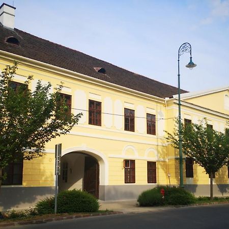 Korona Szallo Sárvár 外观 照片