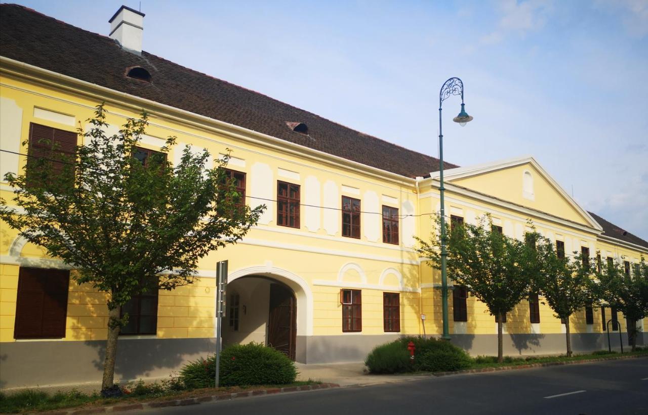 Korona Szallo Sárvár 外观 照片